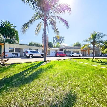 Green Door Motel Lavington Екстер'єр фото