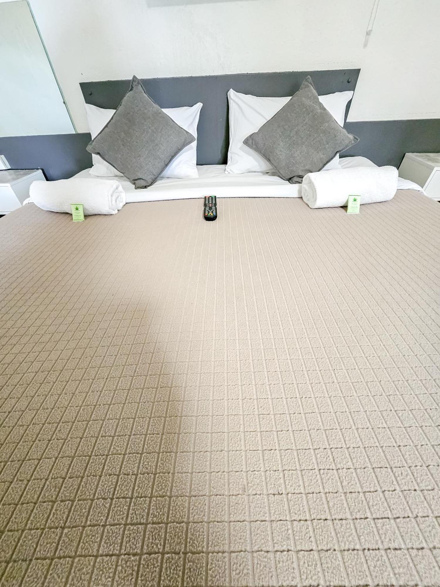 Green Door Motel Lavington Екстер'єр фото