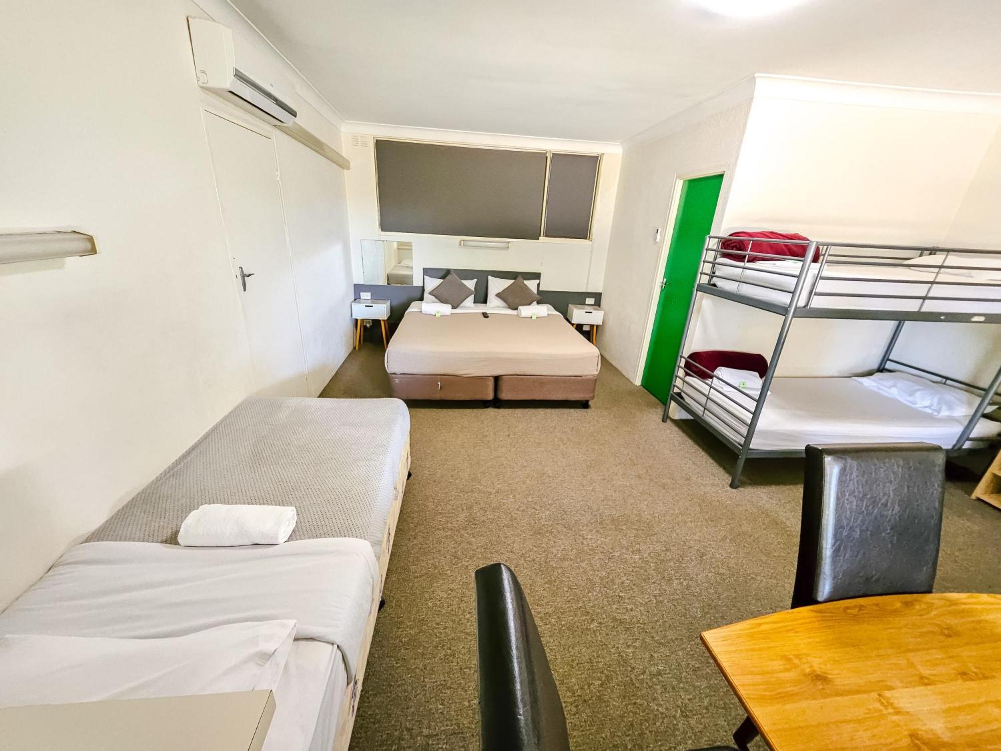 Green Door Motel Lavington Екстер'єр фото